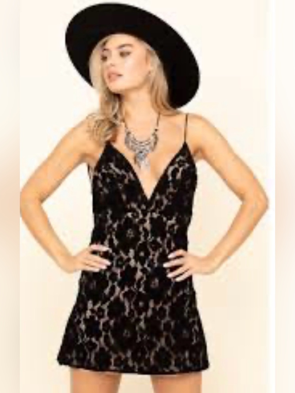 Free People Dangerous love mini dress Size 0 lace spaghetti straps Low V neck